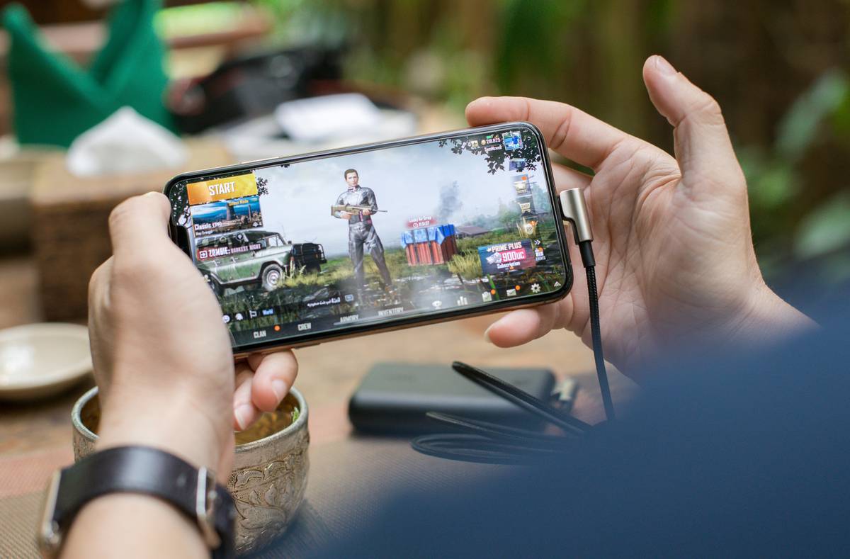 top game offline mobile featuring a phone displaying a single-player adventure game during a flight with no signal